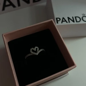 Pandora heart ring - Säljer min Pandora heart ring för har ingen användning av den längre💞 i storlek 48 använd några gånger bara i jätte bra skick💞
