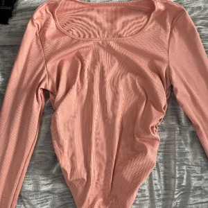 Rosa tröja  - Säljer denna fina rosa tröja med rynkad på sidorna! Säljer för 50kr