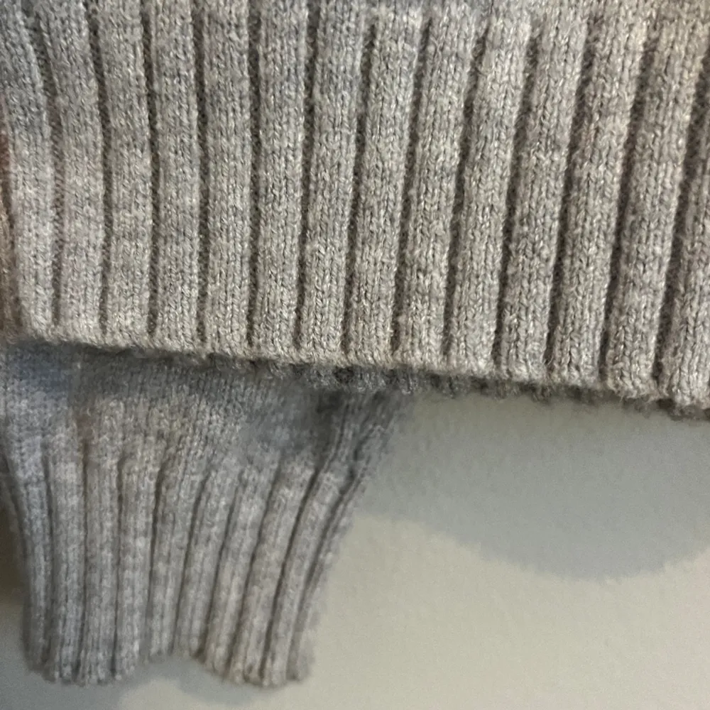 Jättefin stickad vila tröja i stl XS. Använd fåtal gånger. Säljer tröjan för 150kr + frakt, men priset kan även diskuteras💞. Neuleet.
