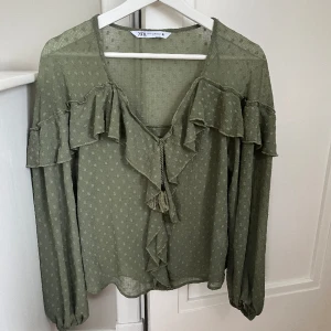 Bluetooth  - Säljer denna söta blus från zara. Använd 1 gång. Använd gärna ”köp nu”😊