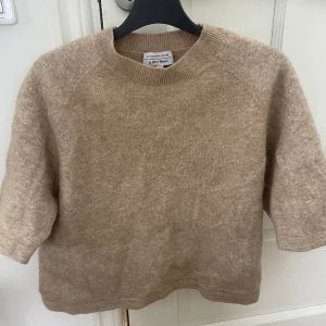 Stickad t shirt - Jättefin stickad trekvartsärm t shirt från & other Stories. Den är i storlek M men den passar mig perfekt som har Xs. Ny kostar 690 kr men den här färgen finns inte kvar längre❤️ Den är inte alls nopprig.