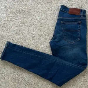 Tja, vi säljer dessa Jeans från märket Tiger Of Sweden i ganska snygg o Slim passform, Jeansen är knappt använda 9/10 i kondition. Tveka ej kontakta oss för fler frågor eller bilder🔥🔥