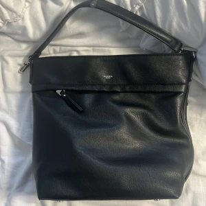 Rymlig väska  - En fin väska, aldrig använd. Stor och rymlig👌🏻