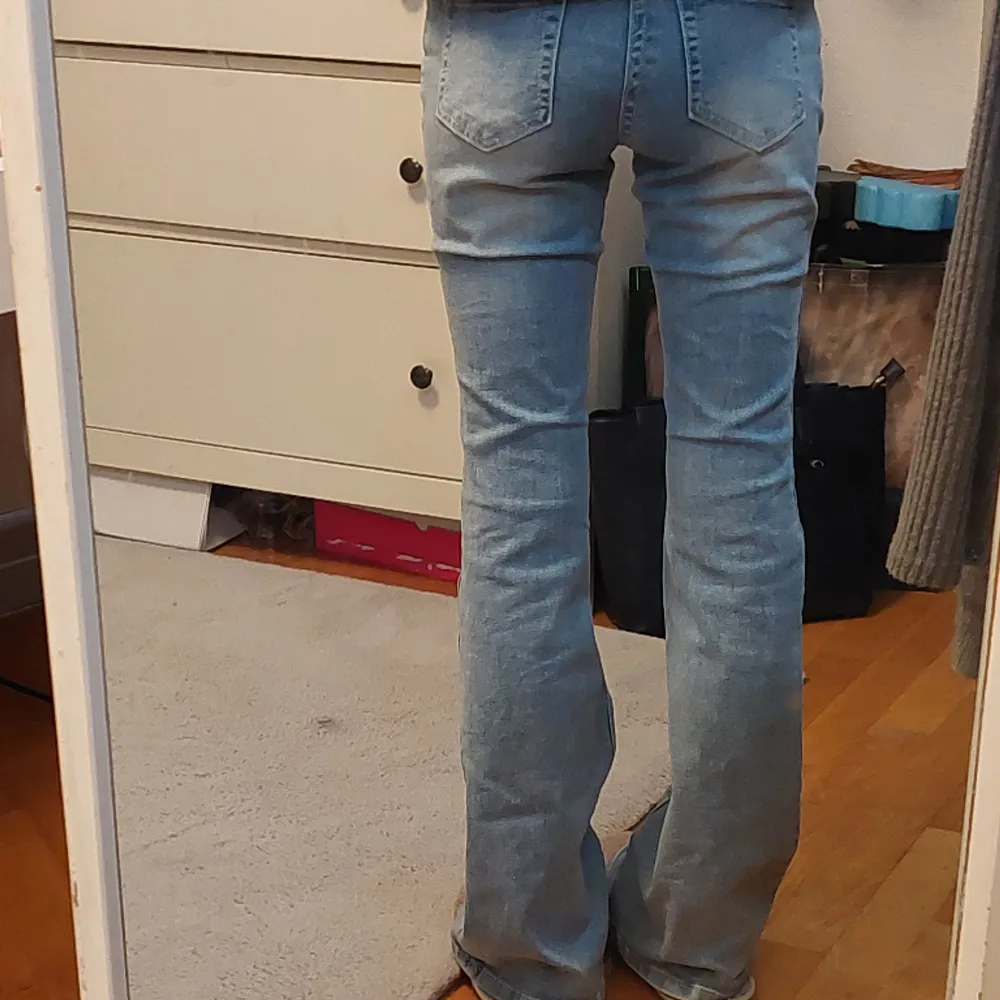 Snygga liw waisted jeans med 2 små,små hål. Finns bild på bild 3.  Använda ca 4ggr ❤️ Säljs pga att de är lite för stora 🤷‍♀️. Jeans & Byxor.