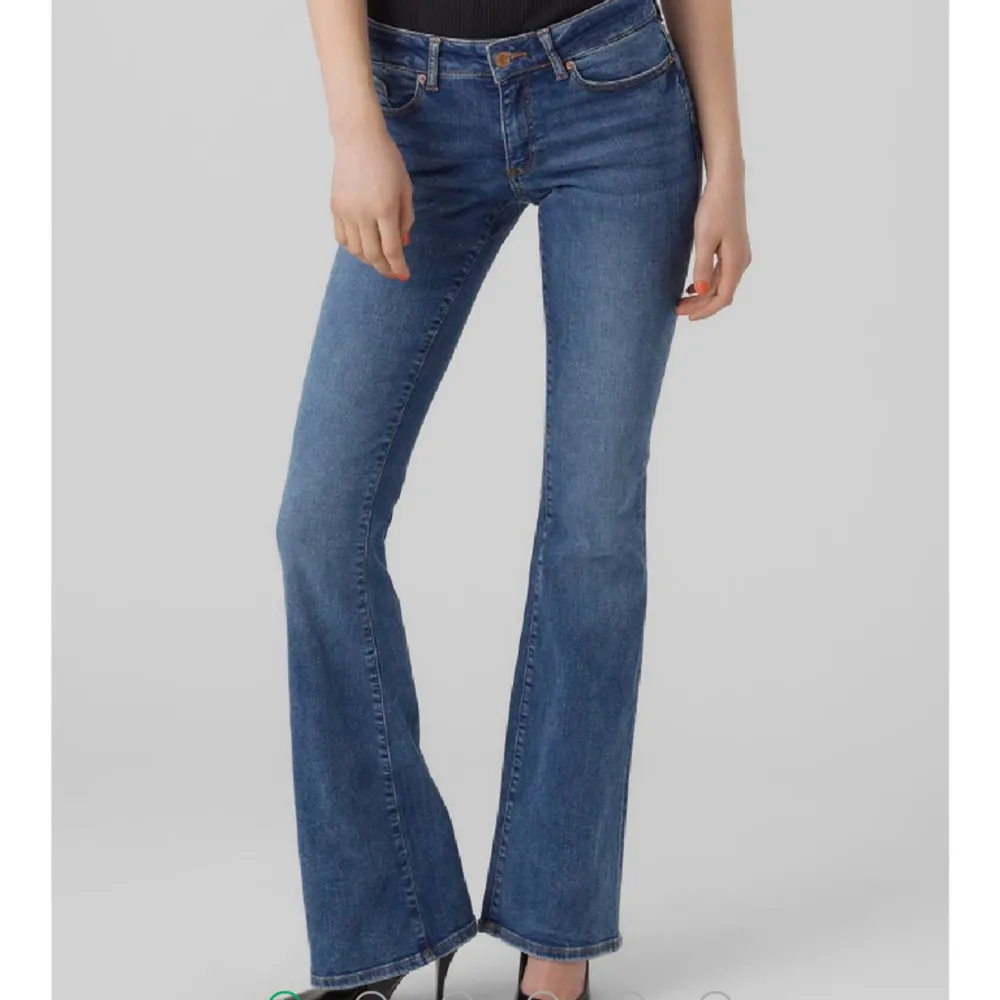 Superfina lågmidjade jeans från vero moda, säljer pågrund av att de börjar bli för små💗💗 Slutasålda online i den här storleken. Jeans & Byxor.