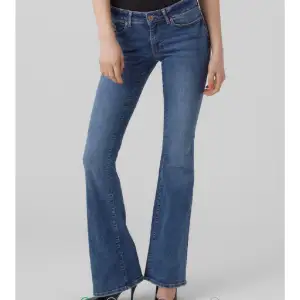 Superfina lågmidjade jeans från vero moda, säljer pågrund av att de börjar bli för små💗💗 Slutasålda online i den här storleken