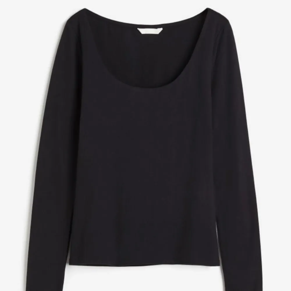 En vit respektive en svart långärmad tröja från H&M, köpta tillsammans. Får inte användning för de längre. I nyskick! Bra staple piece/basic plagg att ha En för 80 kr, båda för 130 kr. Toppar.