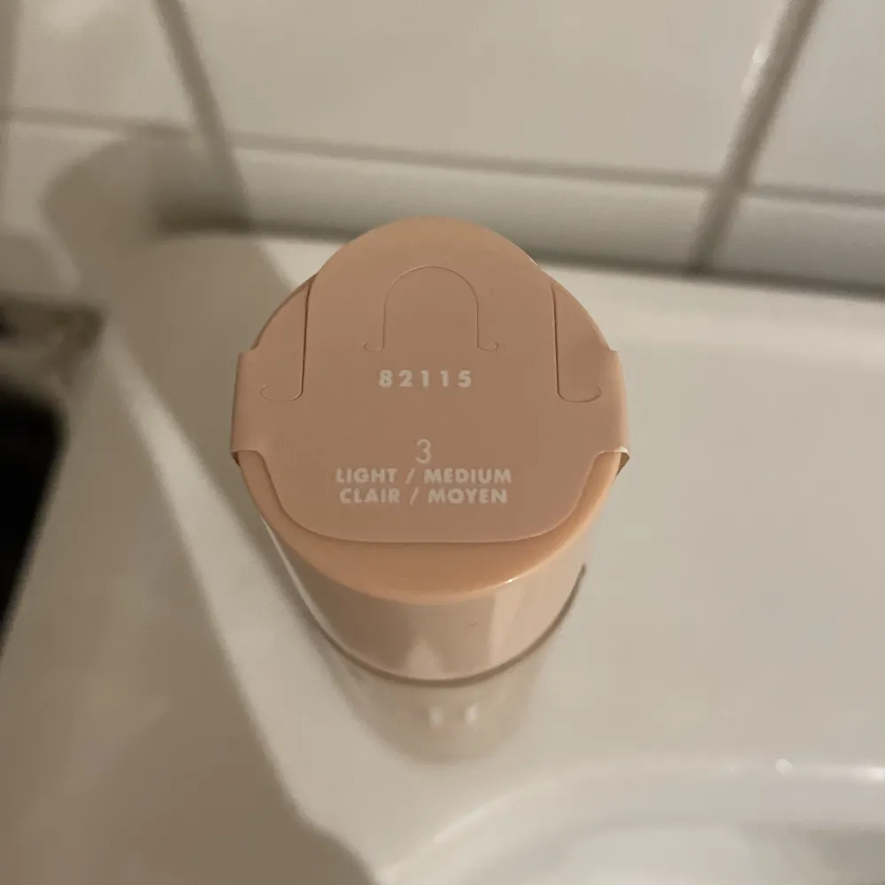 Säljer denna helt oöppnade elf halo glow i färgen 3 - light/medium då det ej är rätt färg för mig🤍 . Skönhet.