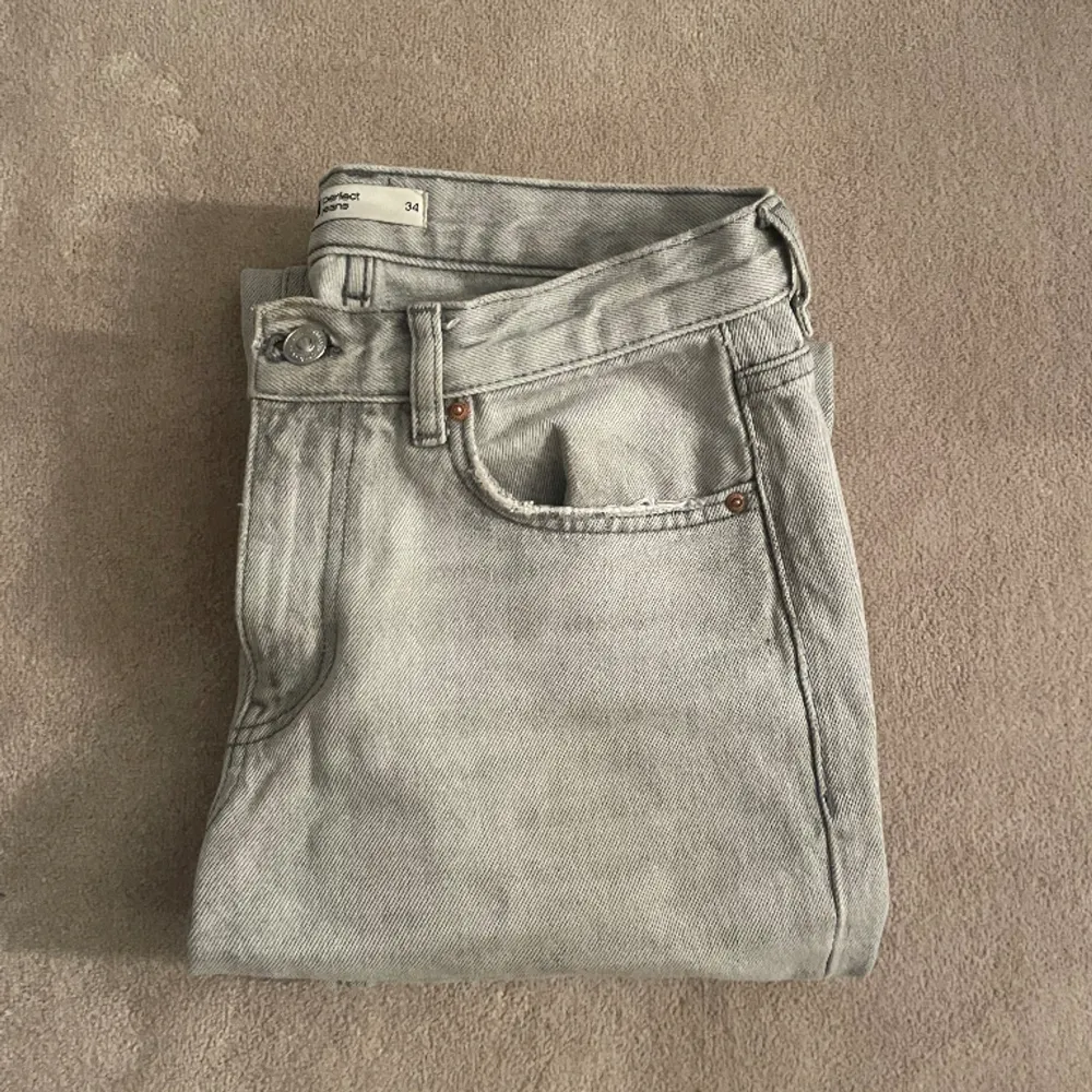 lågmidjade jeans från gina i strl 34💞 Jeansen är använda men i bra skick . Jeans & Byxor.