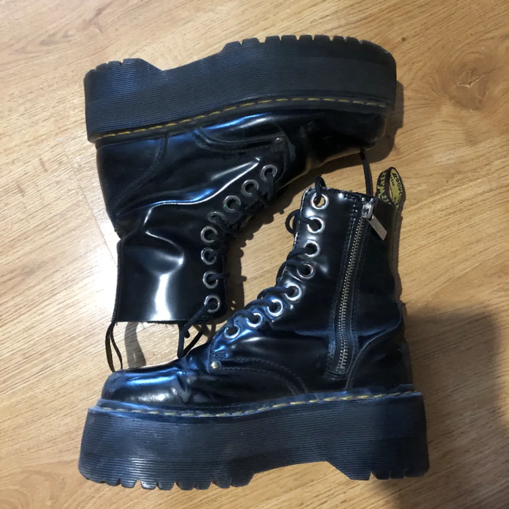 OBS !!!dom är dammiga så det är därför dom ser lite smutsiga ut på bilden !!höga dr martens med platå, har används flitigt och har två defekter på framsidan av båda av tårna.. Skor.