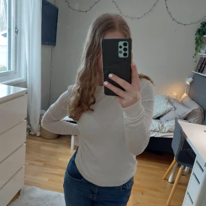 Vit tunn tröja - Lite tunnare vit tröja i fint skick, långärmad och lite genomskinlig stil. Pris kan diskuteras ❤ 