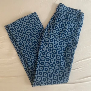 Blommiga jeans, lowwaist bootcut - Low waist boot cut hippie jeans nästintill oanvända❤️