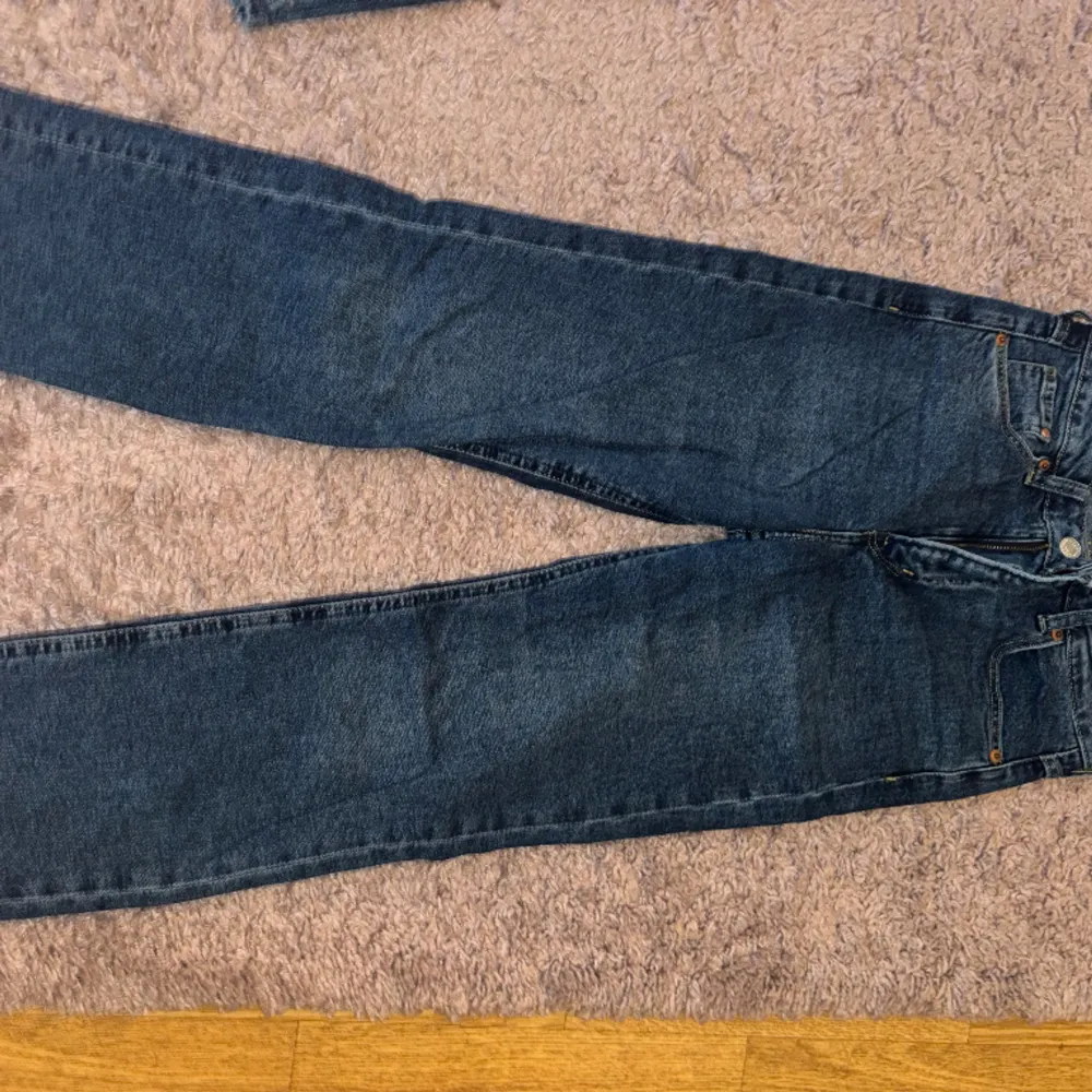 två snygga jeans som kommer ej t användning de har inga defekter, De är ej skinny skriv priv för mer biler osv ovh jag säljer båda två för 50 och de är från Assos// Denim. Jeans & Byxor.