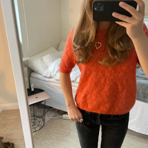 Stickad t-shirt - Säljer denna orangea stickade T-shirten från hm i ull och mohair blandning. Storlek s och är i nyskick!