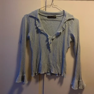 Ljusblå tröja - Ljusblå tröja med krage (som går att vika in som på sista bilden) och utsvänga ärmar längst ner, ganska kort i ärmarna men väldigt mjuk✨ Färgen är som på andra och tredje bilden✨ Köpt second hand, ursprunligen ett franskt märke!