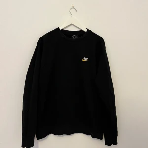 Nike sweatshirt  - Använd flertal gånger, bra skick men lite urtvättad färg.
