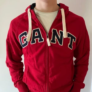 Gant zip hoodie - Säljer min Gant hoodie retro! Känner ej att den kommer till användning längre!