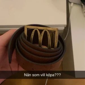 DONKEN BÄLTE  - Brunt donken bälte från donken, lite slitet men de syns inte när man har på sig de👍🙏 45kr frakt även men pris på bältet kan diskuteras 