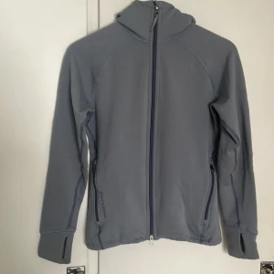 Houdini fleece - W’s power houdi i färgen dreams of blue