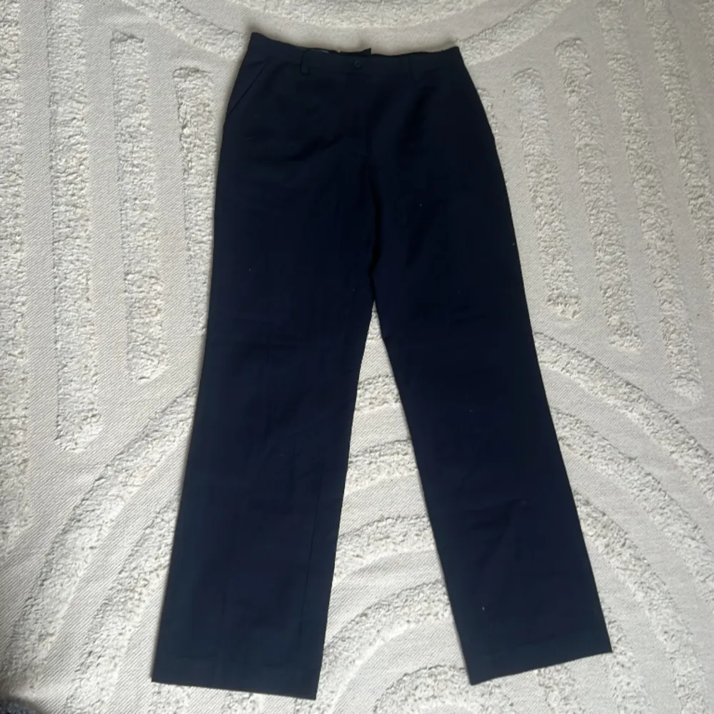 Mörkblå kostymbyxor köpta secondhand!. Jeans & Byxor.