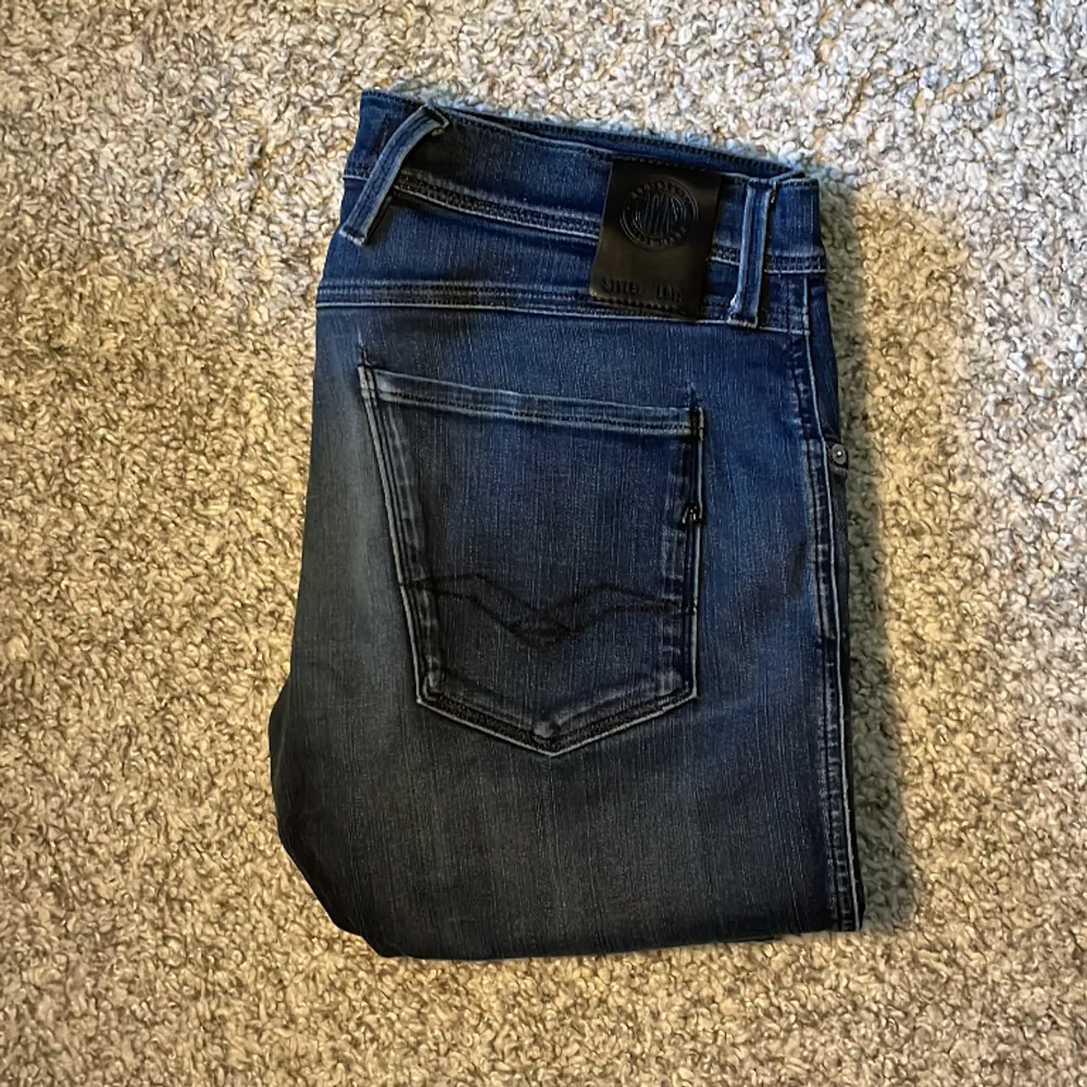 Blåa jeans från märket Replay. Snygg blå färg i storleken W32 L34 (sitter som W30 L32). Skick 8/10. Vid fler frågor, skriv gärna privat // AR. Jeans & Byxor.