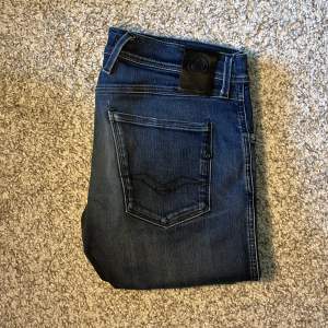Blåa jeans från märket Replay. Snygg blå färg i storleken W32 L34 (sitter som W30 L32). Skick 8/10. Vid fler frågor, skriv gärna privat // AR