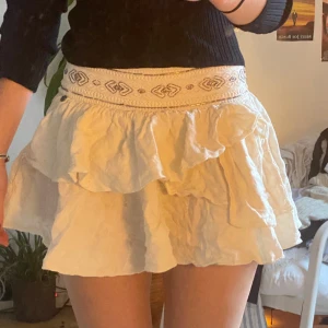 Vit volang kjol  - För liten för mig därför jag säljer perfekt för sommaren. Storlek 32/43