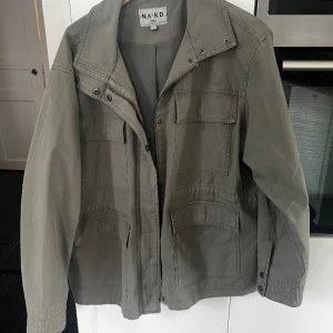 Grön armyjacka - Nästan helt ny grön armyjacka, bara använd ett fåtal gånger. Köpte den i höstas men känner att det inte är min stil, därför vill jag sälja den. Den har inga defekter och är lite oversized i modellen.