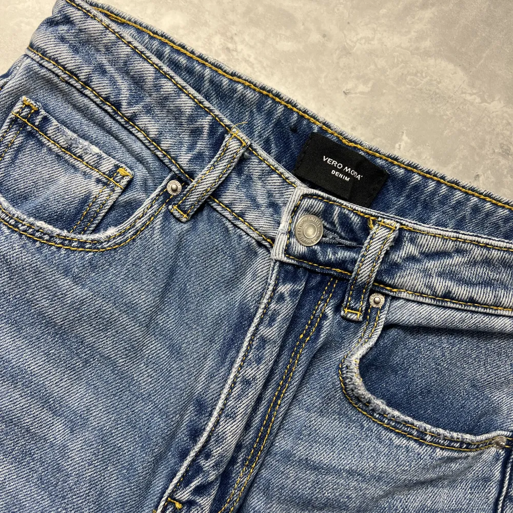 Snygga bootcut jeans med slitningar från Vero Moda. Stl. 25/32. Knappt använda, nypris 599kr. . Jeans & Byxor.