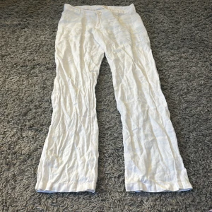 Linne byxor  - Linnebyxor från Gina, osäker på strl men passar mig som är 158