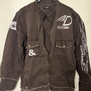 Dolce & Gabana skjortjacka  - OBS!!! Jag vet ej om den är äkta eller ej då den är köpt på second hand! Ena fickan hänger löst på insidan, inga hål eller så! Xxl men sitter som en L/XL