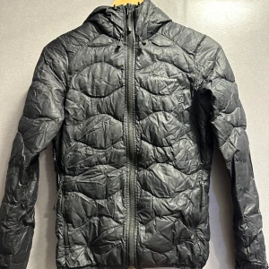 Peak performance jacka storlek xs  - Defekt enligt bild