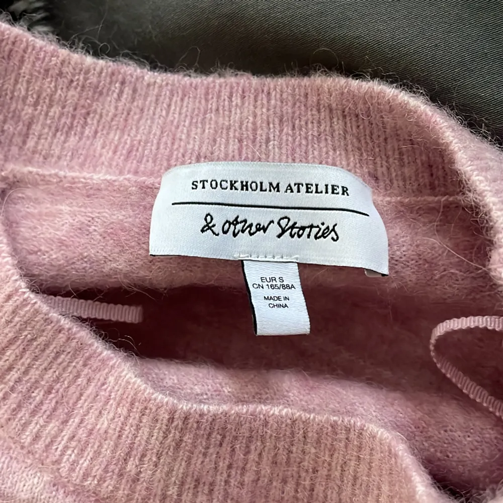 Jättefin rosa tröja som endast använts en gång från & other Stories, säljer då den ej kommer till användning!🥰. Stickat.