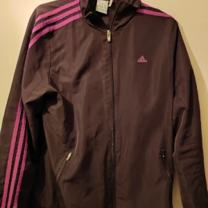 Adidas tröjor  - Använt skick  80 kr st