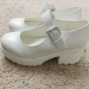 Vita Mary Janes  - Köptes från zalando förra året för 500kr. Har använts en gång på studenten. De är i strl 36 men är ändå stora för mig som har strl 37 vanligtvis. Höjd: 7cm