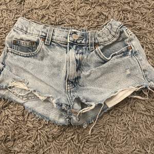 Fina jeans shorts från Gina Young!! Dem är lågmidjade💞 