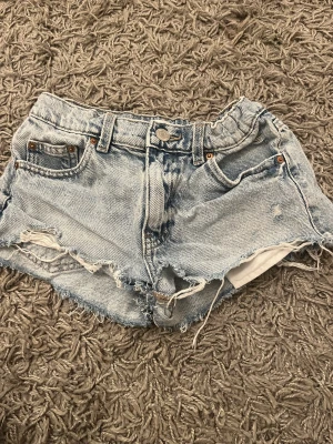 Gina Young shorts  - Fina jeans shorts från Gina Young!! Dem är lågmidjade💞 