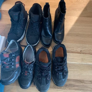 Skor 3 par 38 och 1 par 43 - Tre damskor i storlek 38 Ett par herrskor i storlek 43 I bra skick, nästan oanvända