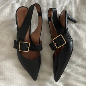 Svarta klackar - Superfina låga typ kitten heels / högklackade skor med spänne! Storleken är 39!