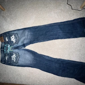 Supercoola jeans - Säljer mina supercoola jenas då jag har alldeles för många.. Midjemått: 37,5x2cm Innerben: 81cm
