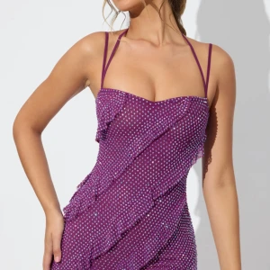 Oh polly klänning  - Säljer en oanvänd klänning från oh polly för att jag glömde skicka tillbaka den. Storlek 6 så motsvarar en XS-S. Köpte den för 1000 £