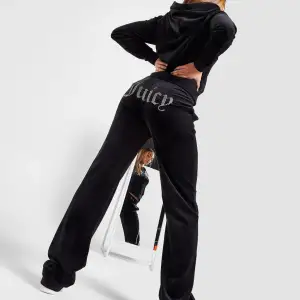 Juicy Couture byxor i stl xs Använda fåtal gånger då dem nu blivit för små för mig..🩷 nypris: mellan 1099:-  Säljer för 300:-
