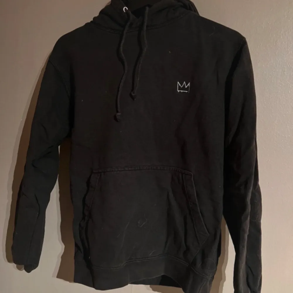 Säljer nu min fina hov1 hoodie då den tyvärr inte kommer till användning längre. Kom med prisförslag!🖤. Hoodies.