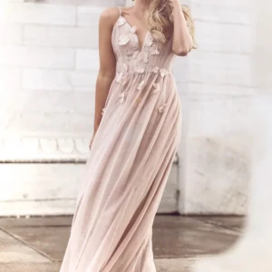 Balklänning  - Intressekoll på min fina balklänning!! Köpte den för flera år sedan så den går inte att köpa längre. Storlek 38 men insydd i sidorna för att passa mig som vanligtvis har storlek S. Första bilden är mest rättvis med färgen! 🩷Använd i några timmar. 