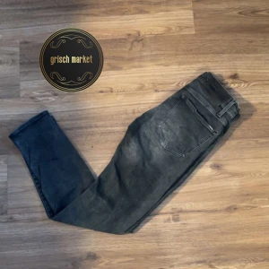 G-star jeans  - Ett par snygga g-star jeans som sitter snyggt slimfit | 28/32 som sitter lite långt på modellen som är 170cm och 55kg, mått på längd och midja finns i pm | inget tecken på användning så skick 9,5/10 | kom med frågor | priset är inte hugget i sten! |
