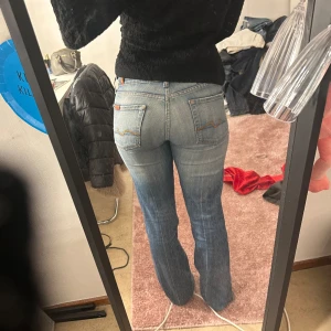 Mina favvo 7forallmankind jeans - Säljer då de inte kommer till användning längre o h jag nu hittat nya favoriter💕💕 super fint skick då de är väldigt bra omhändertagen. 🤩 jag har storlek 36/s i jeans. Ca 160 lång. För långa på mig men ändå snygga