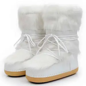 Sååå snygga vinter boots!! Perfekt till Afterski eller bara hemma i Sverige. Säljer eftersom de är för stora för mig och försent att byta :( Endast testade så de är helt som nya🔥 Skriv för fler bilder!! Kan tänka mig gå ner i pris vid snabbt köp
