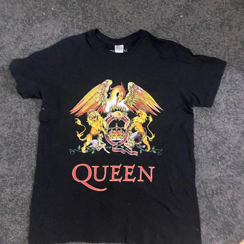 Queen T-shirt använd kanske 2 gånger i snygg passform. . T-shirts.