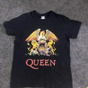 Queen T-shirt använd kanske 2 gånger i snygg passform. 