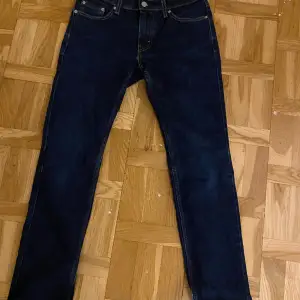 De är mörk blåa äkta Levis jeans i storleken W30 L32. Säljs för att den inte används längre 